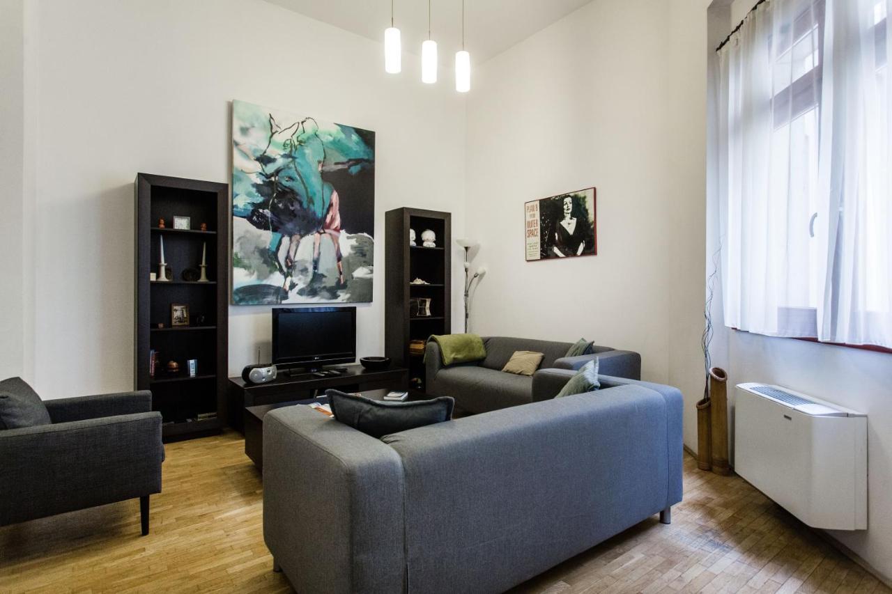 Family Suite By Heroes' Square Boedapest Buitenkant foto